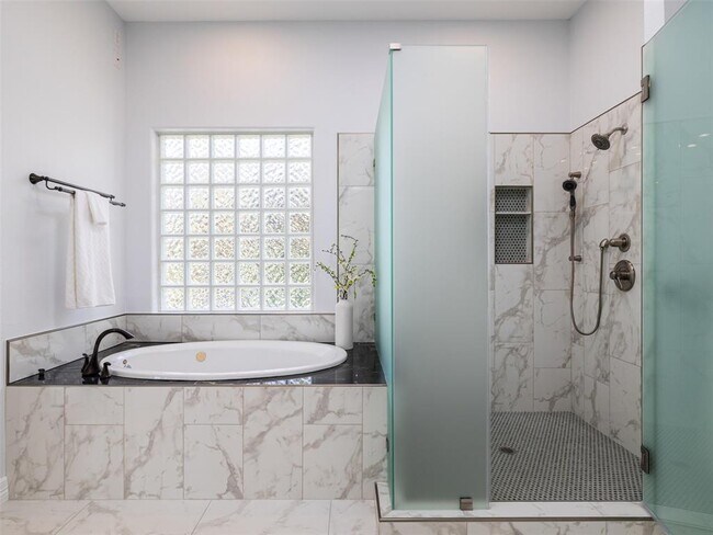 Building Photo - 9805 Big View Dr