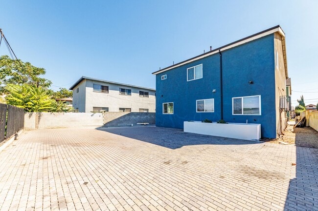 Building Photo - Now Leasing – $3,483 Effective Rent (True ...