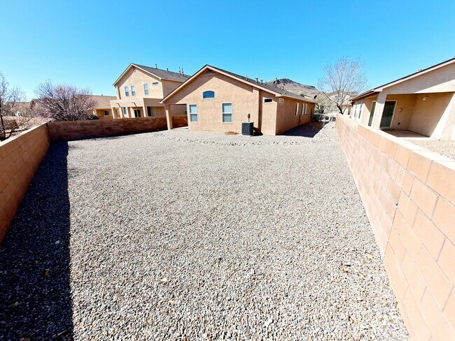 Building Photo - Gorgeous 4-bedroom, 2-bath home featuring two spacious living areas