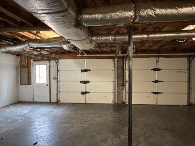 Building Photo - Charming 3 bd/2 ba with Basement!! Home Near Ft Campbell!