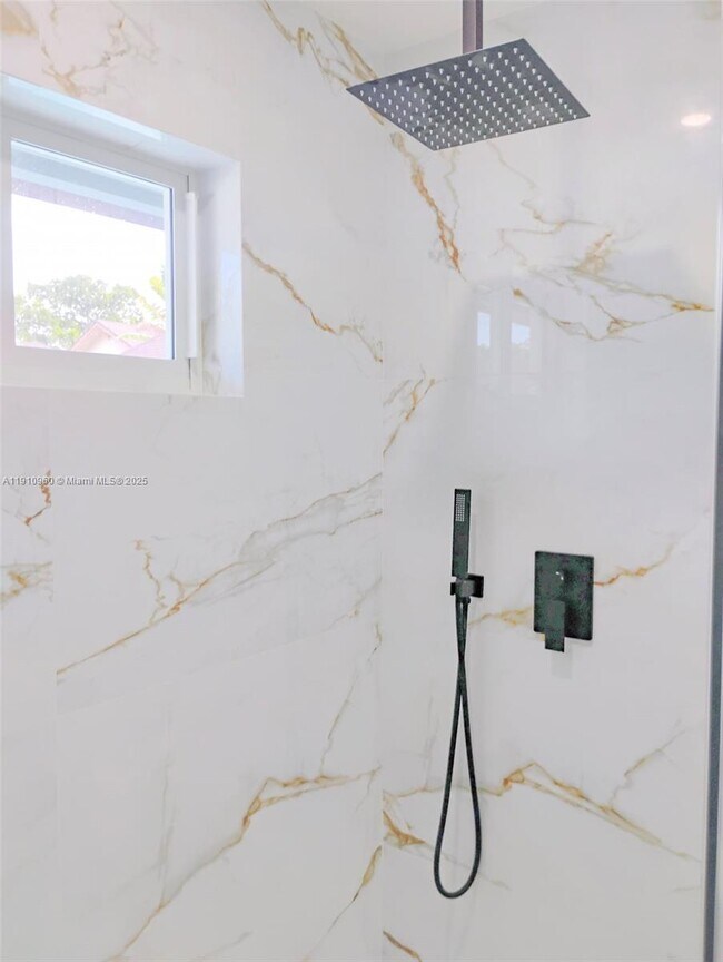 Building Photo - 20615 NE 9th Ct