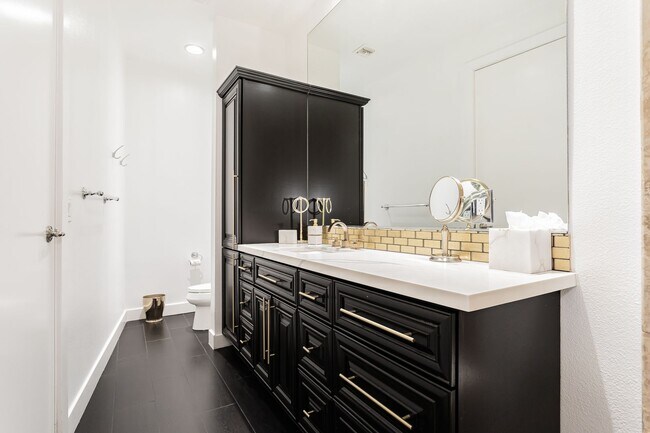 Building Photo - Fully Furnished High Rise with Wynn Golf Course Views!