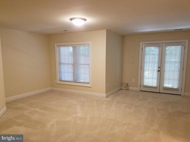 Building Photo - 5985 Meadow Brook Dr