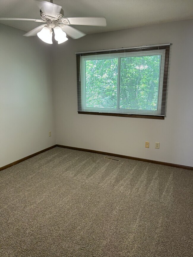Building Photo - 2305 Maple Blvd