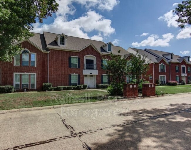 Building Photo - 6 Fernwood Dr