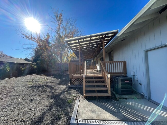 Building Photo - 3 bedroom, 2 bathroom, in East Medford