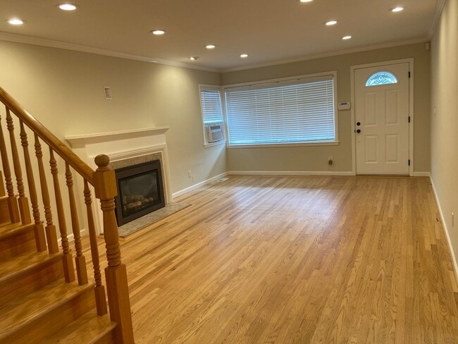 Building Photo - 3 Bed/2Bath Ready to Move In