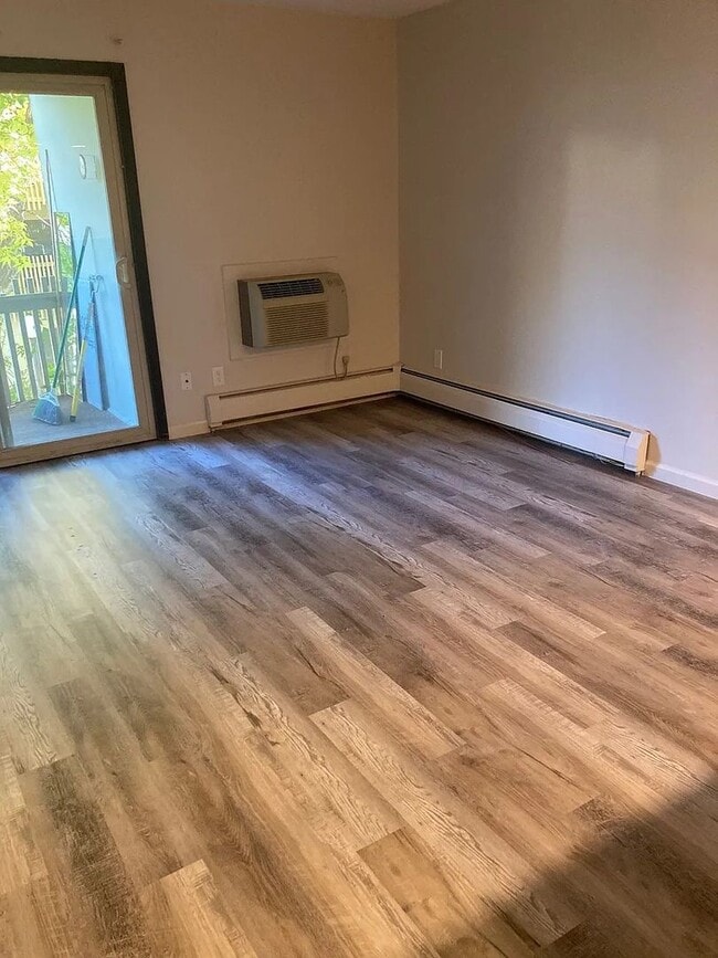 Building Photo - 1 Bedroom Condo Available Now!