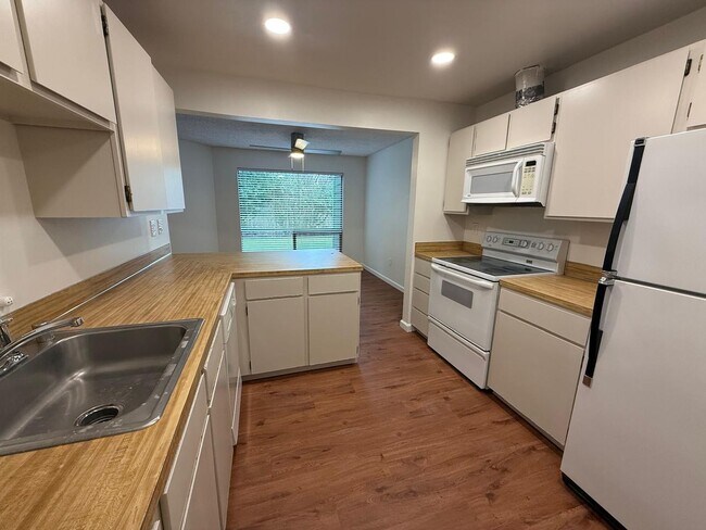 Building Photo - 2 Bed 2 Bathroom in Pinehurst (Plus Amenities!)