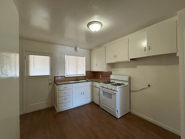 Building Photo - Gardella Duplex-824