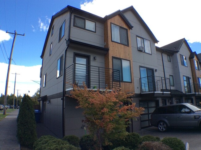 Building Photo - 3-Bedroom Townhome Near Roosevelt Lightrai...