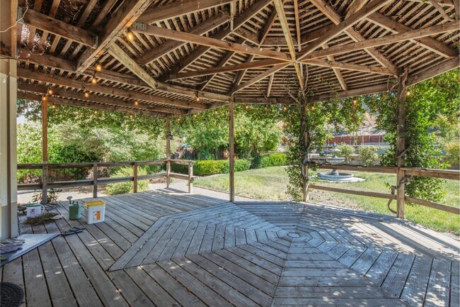 Building Photo - 512 Bluerock Dr