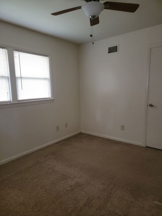 Building Photo - 3 bedroom 1 bathroom **Move in Ready