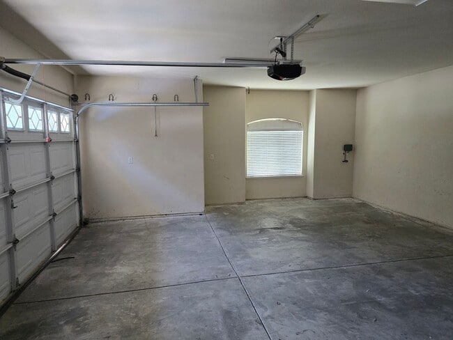 Building Photo - 105 Sterling Oaks Dr