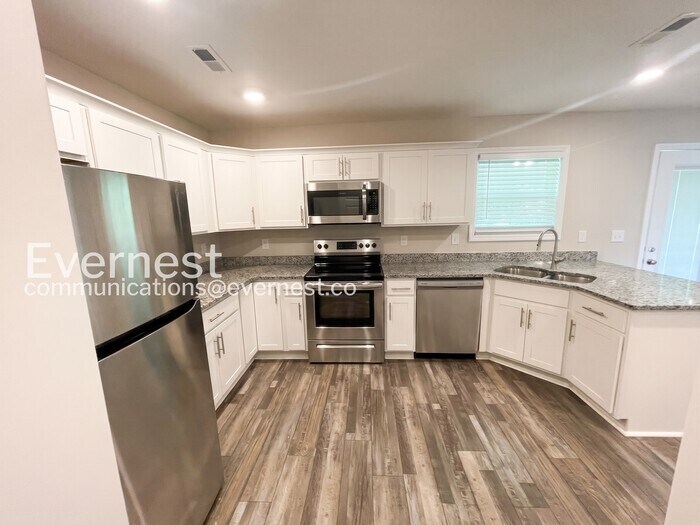 Building Photo - 1267 Kendall Dr
