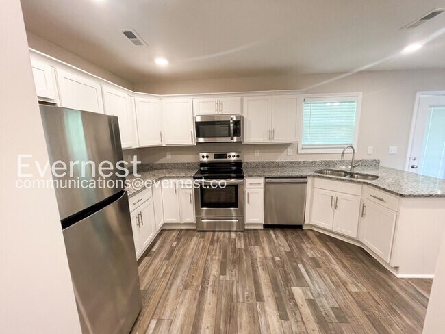 Building Photo - Limited Time Special Offer / 3 Bed/2.5 Bath Home with Garage / Pet-Friendly / Vouchers Accepted /...