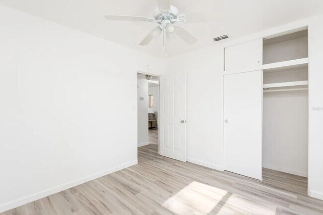 Building Photo - Housing Voucher Accepted: Charming 3-Bedro...