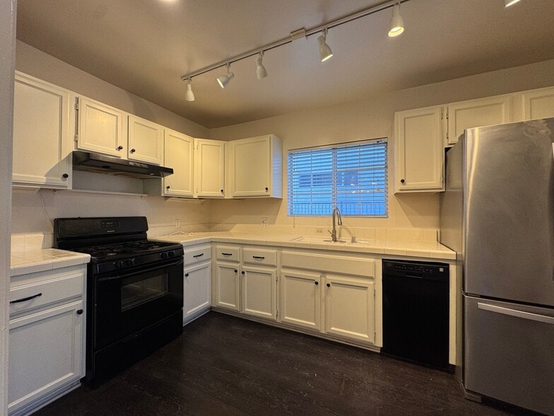 Building Photo - 849 N West Knoll Dr