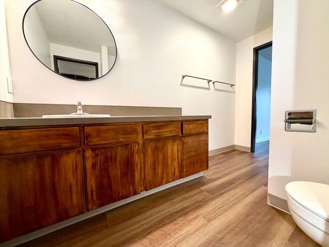 Building Photo - **$1000 DEPOSIT + FREE FIRST MONTH'S RENT** Updated Townhouse in the Heart of Garden Home~ New LV...