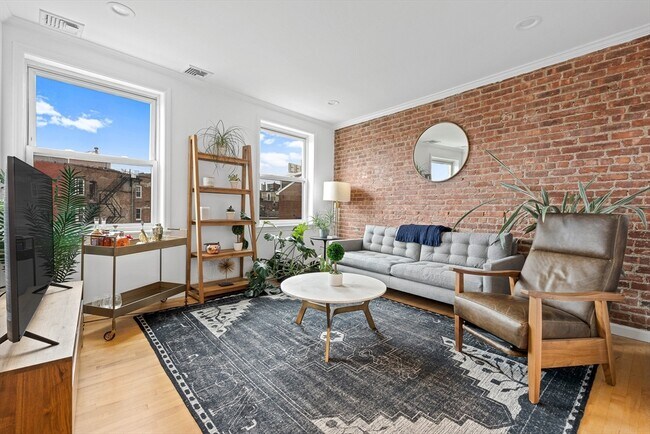 Primary Photo - 464 Hanover St