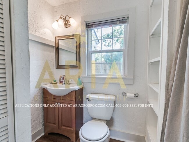 Building Photo - Adorable Remodeled 1 Bed/1 Bath Cottage! C...