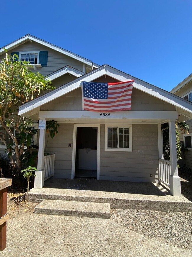 Building Photo - 6536 Del Playa Dr
