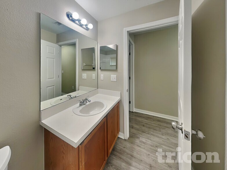 Building Photo - 11759 Lynmoor Dr