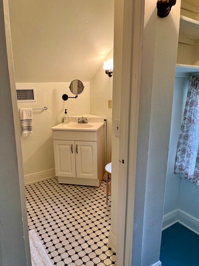 Building Photo - 423 N Van Buren St