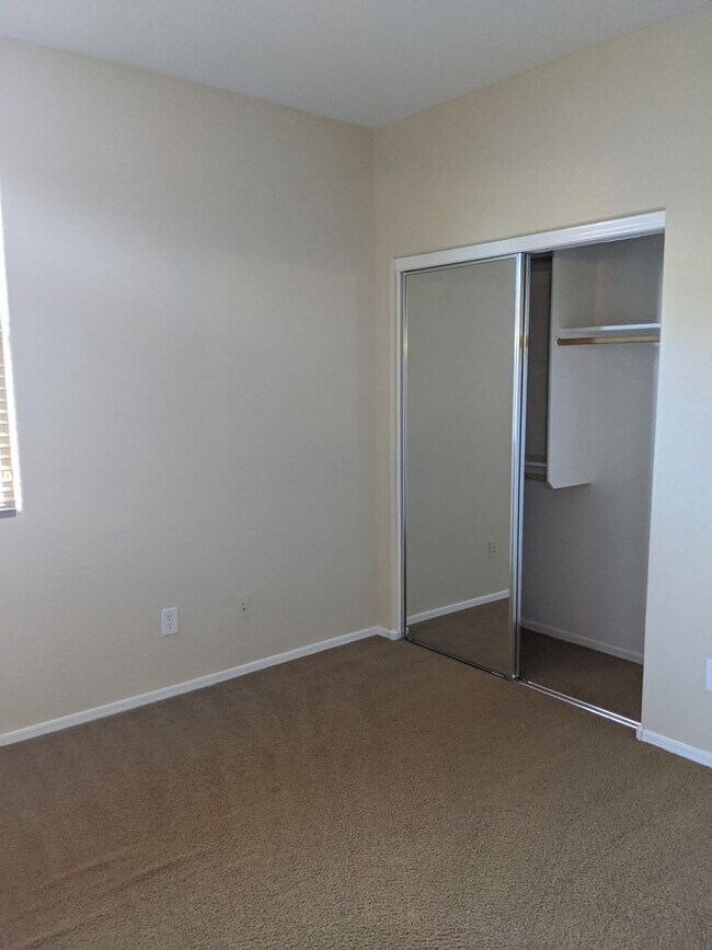 Building Photo - 4 bedroom 3 bathroom ranch home!