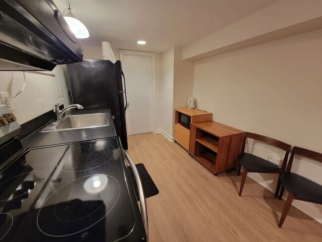 Building Photo - An exceptionally large and well-appointed 1BR 1BA with ALL utilities near Georgetown