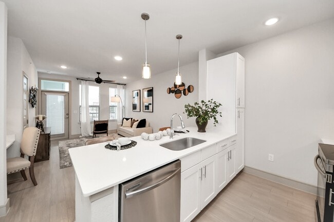 Building Photo - 4840 N Shepherd Dr