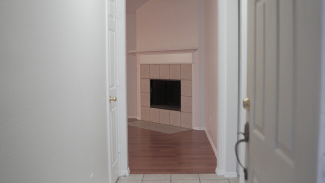 Building Photo - 2512 Douglas Dr