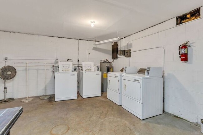 Building Photo - 2 Bedroom Unit was recently renovated.  Live walking distance from the downtown square or steps f...