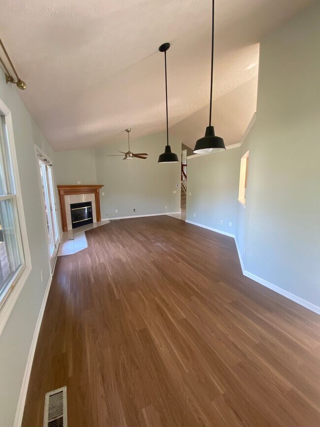 Building Photo - Spacious 4 Bedroom, 2.5 Bath Home