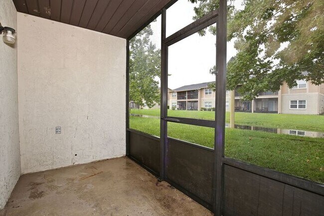 Building Photo - Beautiful 2/2 Condo with Full Lawn Care Included Located in Hawthorne Village – Orlando!