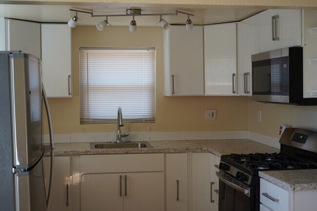 Building Photo - Spacious 3 bedroom, 1 bathroom renovated home