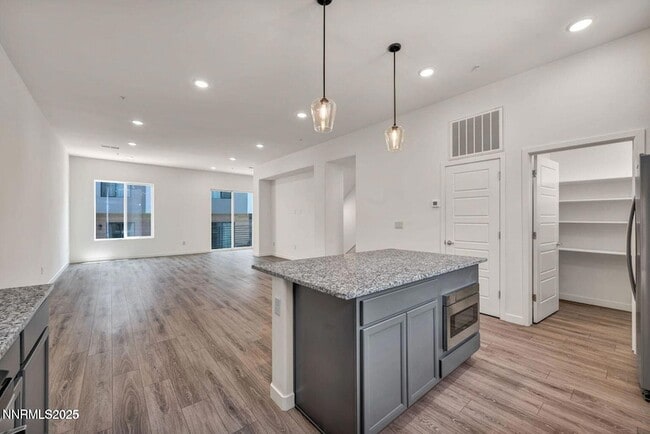 Building Photo - 557 California Ave