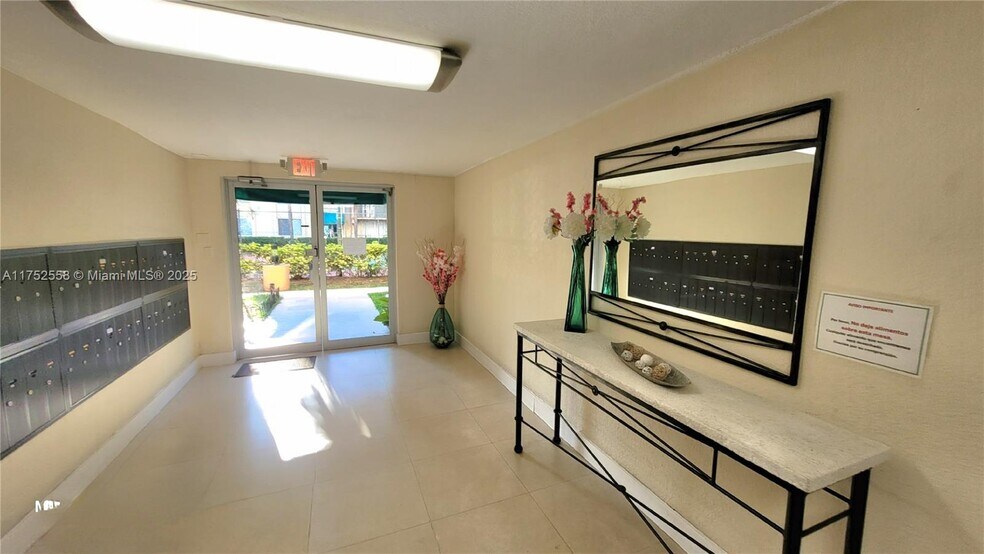 Building Photo - 9360 Fontainebleau Blvd
