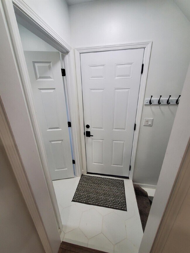 Building Photo - 3 Bedroom, 2 Bathroom Ranch, Updated Throughout, Granite, Stainless, 2 Beautiful Full Baths, Upda...