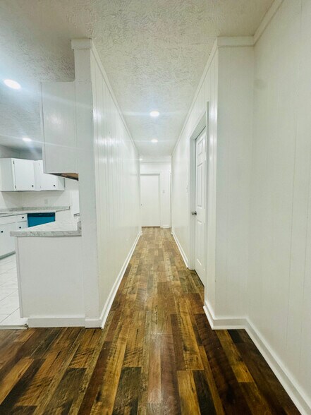 Building Photo - 2098 Pinecroft Cir