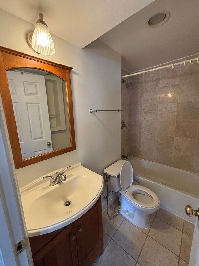 Building Photo - Charming 1Bed/1Bath Condo in the heart of DC