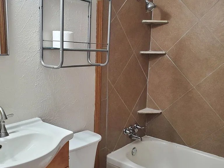 Building Photo - 224 E Graves Rd