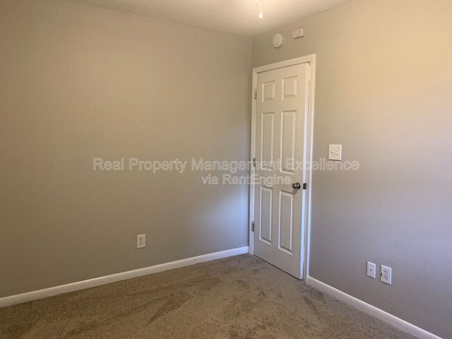 Building Photo - 300 Ln of Sir Lancelot