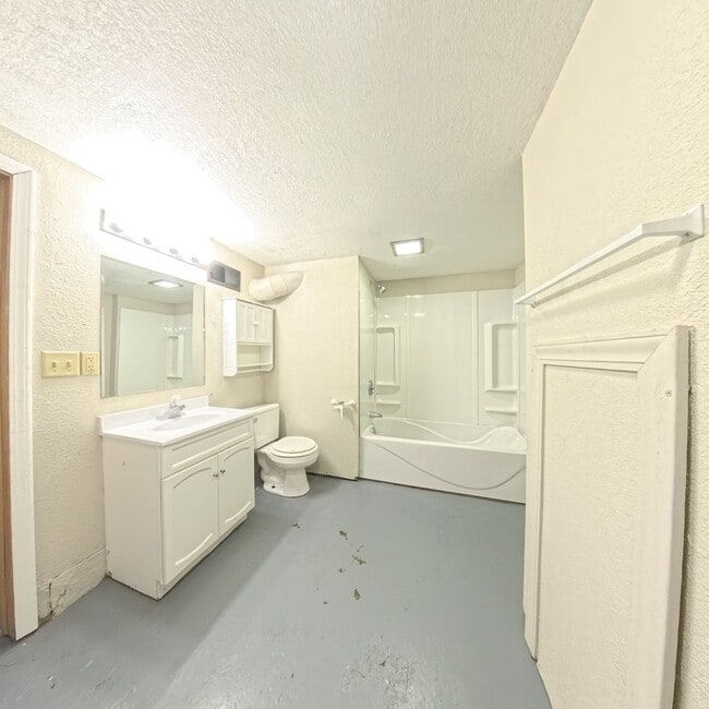 Building Photo - 2 Bedroom 2 Bathroom Home Available