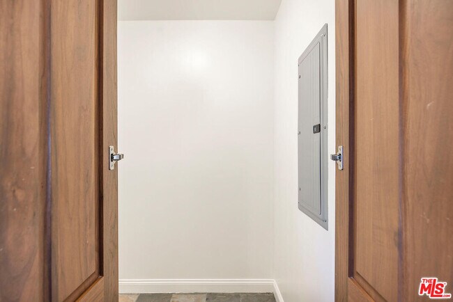 Building Photo - 17108 Oak View Dr