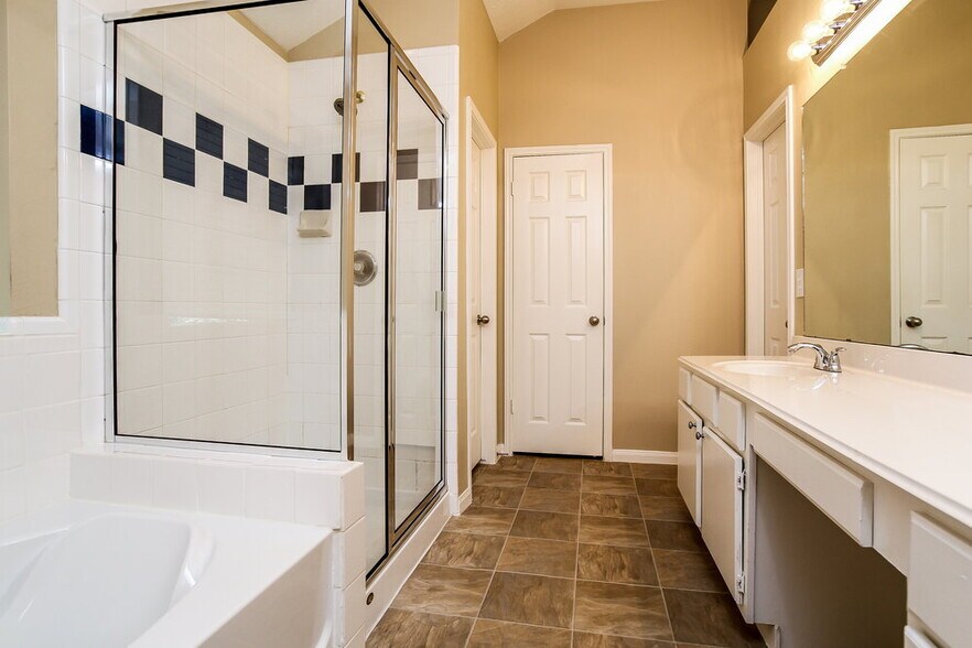 Building Photo - 16206 Hollow Rock Dr