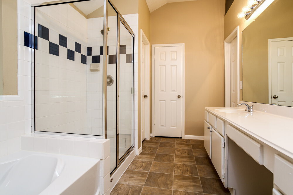 Building Photo - 16206 Hollow Rock Dr