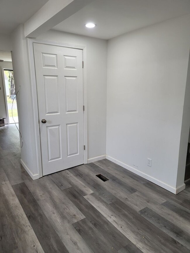 Building Photo - Charming home in Clarksville Indiana (Unde...