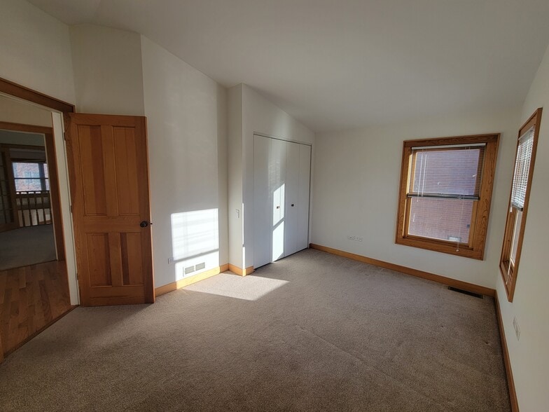 1st floor bedroom - 2648 N Greenview Ave