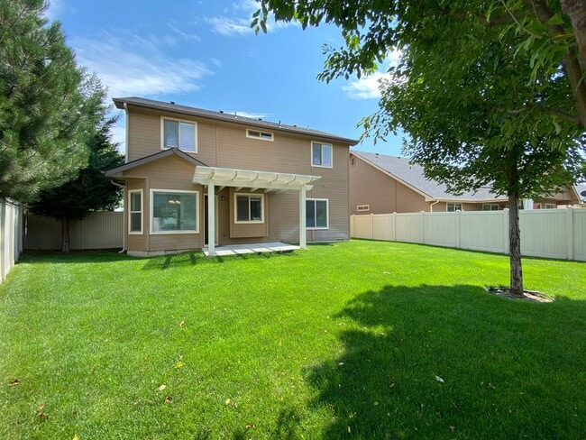 Building Photo - Lawn Care included!  4 bed 2.5 bath Neighb...